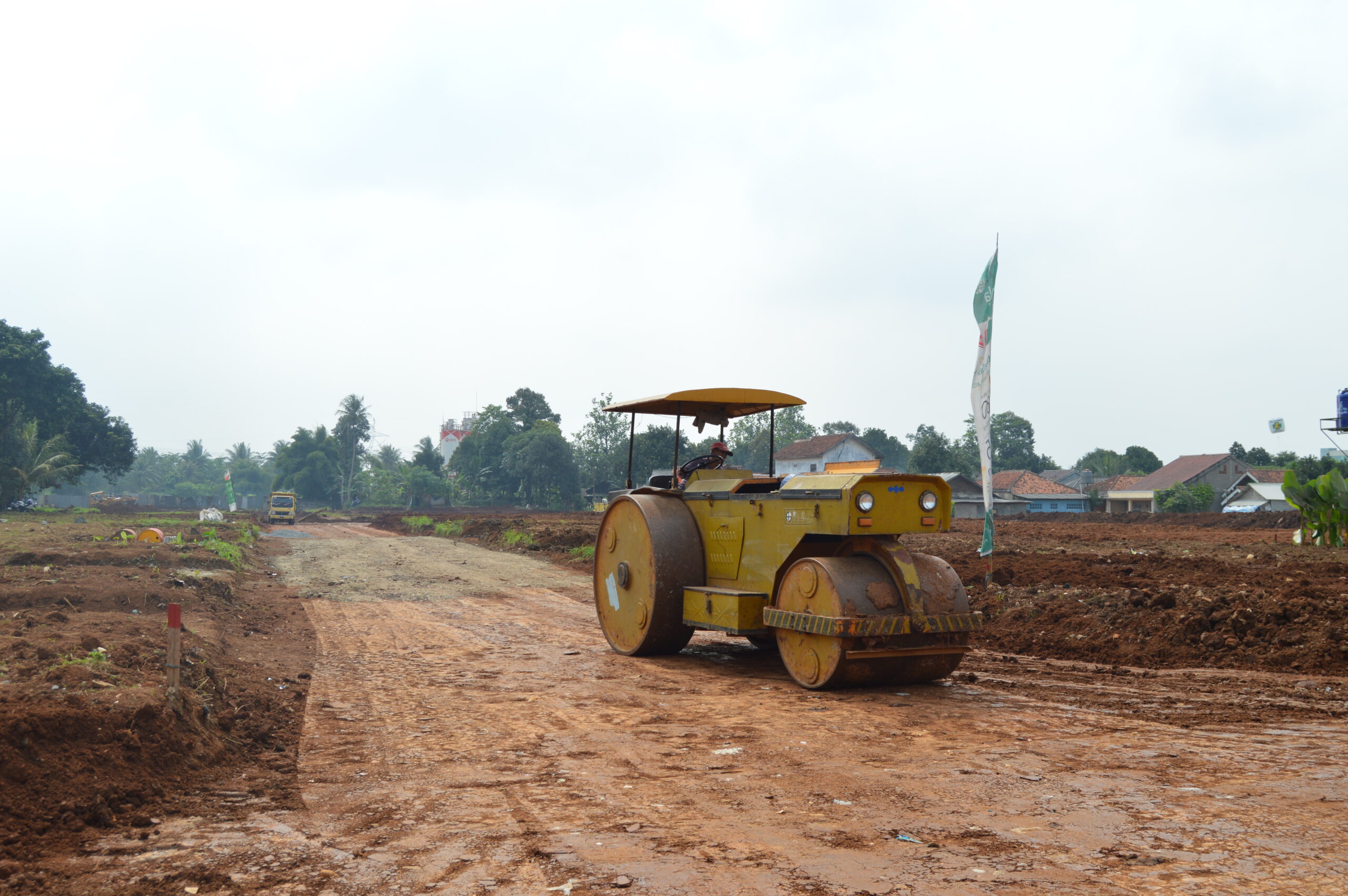 Alat berat melakukan pematangan lahan di Kawasan Serpong, Tangerang Selatan. LEBIHDALAM/Rendy A. Diningrat