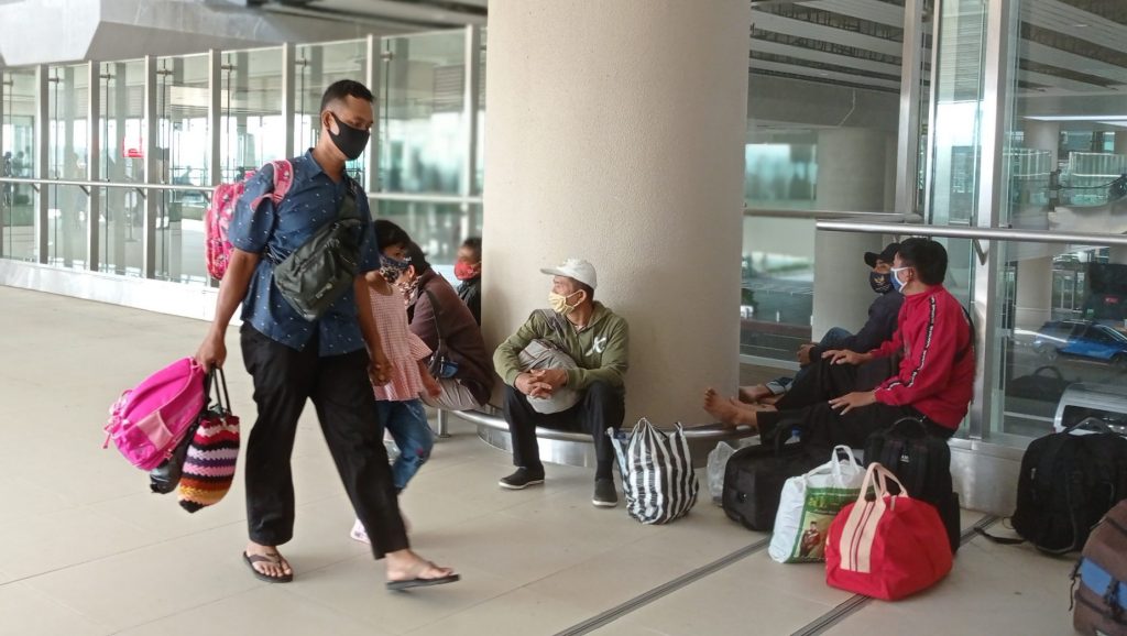 Sejumlah pemudik bersiap kembali ke Jakarta. LEBIHDALAM/Rendy A. Diningrat