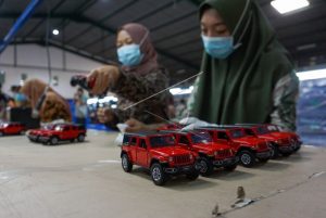 Pekerja memproduksi miniatur mainan mobil di PT. Wanho Industries Indonesia, Kabupaten Batang, Jawa Tengah. ANTARA FOTO/Harviyan Perdana Putra.
