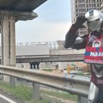 Seorang berjubah Ironman mengingatkan bahaya pandemi di Jakarta. LEBIHDALAM/Rendy A. Diningrat