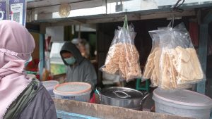 Seorang ibu di Tangerang membeli makanan di gerobak dagang saat pandemi COVID-19. LEBIHDALAM/Rendy A. Diningrat