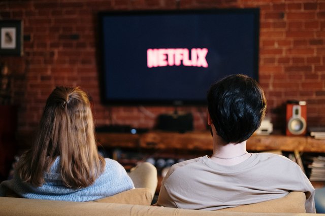 Sepasang kekasih sedang menonton tayangan Netflix. PEXELS/Cottonbro