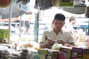 Seorang pedagang bakpia di Kawasan Malioboro, Yogyakarta, tengah menghitung penghasilan hariannya. LEBIHDALAM/Rendy A. Diningrat