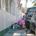 Seorang anak tertidur di bahu jalan. Pexels/Denniz Futalan
