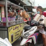 Kegiatan penjual kerupuk di Tangerang menjajakan dagangannya saat COVID-19 . LEBIHDALAM/Rendy A. Diningrat