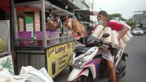 Kegiatan penjual kerupuk di Tangerang menjajakan dagangannya saat COVID-19 . LEBIHDALAM/Rendy A. Diningrat