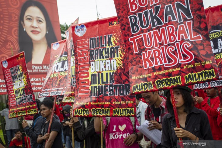 Massa Gerakan Buruh Bersama Rakyat (GEBRAK) saat menggelar aksi penolakan terhadap Omnibus Law RUU Cipta Lapangan Kerja di depan gedung DPR, Jakarta. ANTARA FOTO/Dhemas Reviyanto