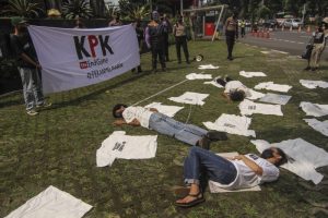Massa aksi yang tergabung dalam serikat buruh dan masyarakat sipil melakukan aksi teatrikal di depan Gedung Merah Putih KPK, Jakarta. ANTARA FOTO/Asprilla Dwi Adha.