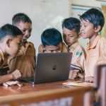 Sekumpulan anak belajar menggunakan laptop. PEXELS/Agung Pandit Wiguna