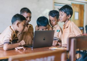 Sekumpulan anak belajar menggunakan laptop. PEXELS/Agung Pandit Wiguna