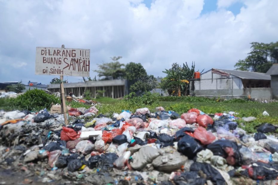 Timbunan sampah plastik di area tanah kosong, Tangerang. LEBIHDALAM/ Rendy A. Diningrat