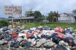 Timbunan sampah plastik di area tanah kosong, Tangerang. LEBIHDALAM/ Rendy A. Diningrat