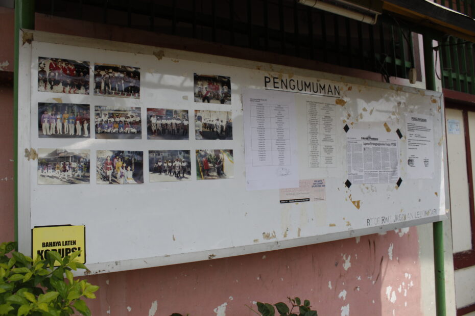 Foto sampul: Papan informasi terpasang di kampung kota di Yogyakarta. LEBIH DALAM/Rendy A. Diningrat