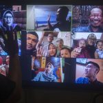Sejumlah umat Islam melakukan silaturahmi Hari Raya Idul Fitri dengan keluarganya dengan menggunakan panggilan video secara daring di Jakarta. ANTARA FOTO/Akbar Nugroho Gumay.