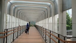 Foto sampul: Jembatan penyeberangan orang di Jl. Jend. Sudirman, Jakarta. LEBIH DALAM/ Rendy A. Diningrat