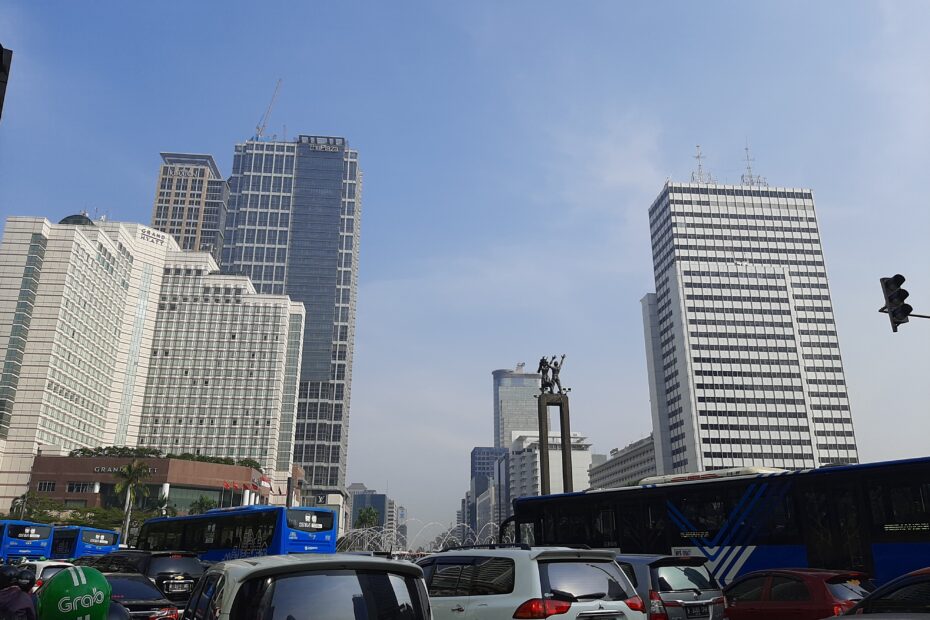Kemacetan di Bundaran HI, Jakarta. Foto sampul: Jembatan penyeberangan orang di Jl. Jend. Sudirman, Jakarta. LEBIH DALAM/ Rendy A. Diningrat